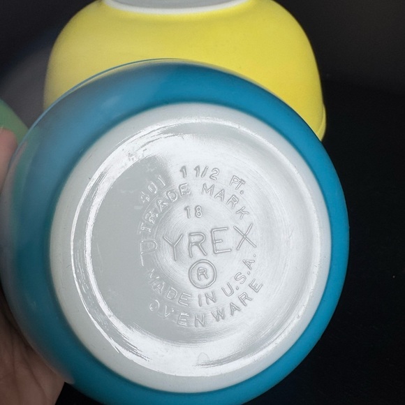 Pyrex 404, 403, 401 Primary Yellow, Green Blue Vintage Nesting Mixing Bowls - Picture 11 of 13